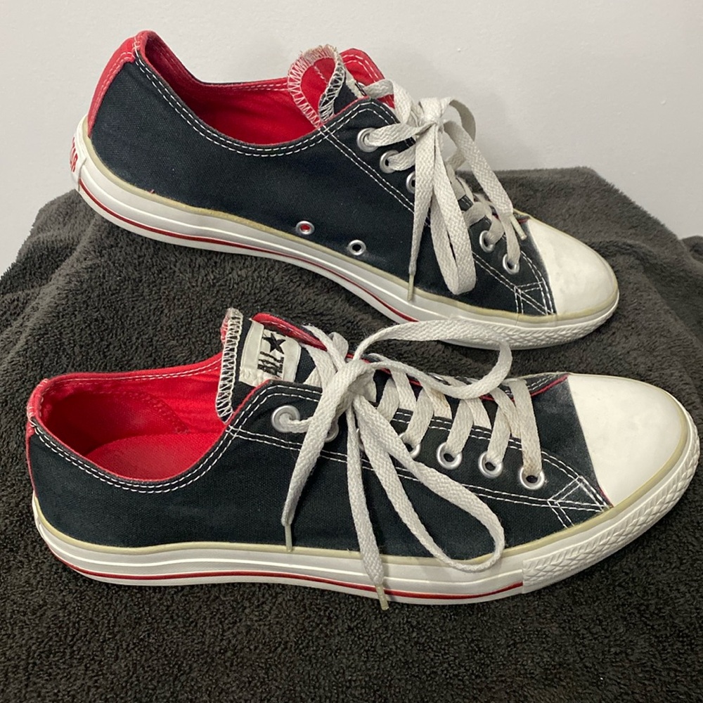 Converse Chuck Taylor - M 9, W 11
Black & Red